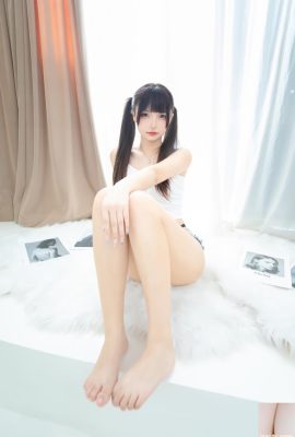 « Denim Shorts 3 » de Kanamezaka Mafuyu. Ses longues jambes blanches sont si chaudes qu’elle ne peut pas le supporter (75P)