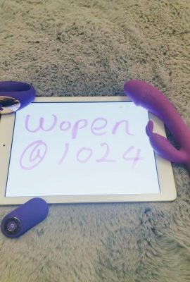 La femme est tellement excitée… elle aime les jouets (17P)