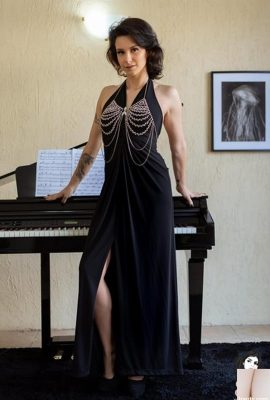 [Suicide Girls] Gweenblack – La salle de piano