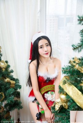 La déesse sexy Doudou Youlina se transforme en bikini comme cadeau de Noël (50P)