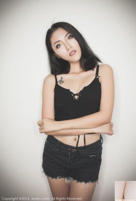 Li Xiyao, jeune mannequin de beauté cool, séduit dans un short en jean et des sous-vêtements (44P)