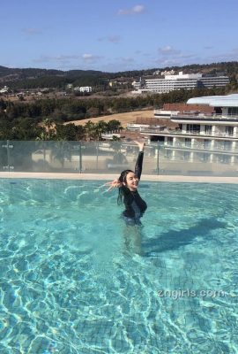 Jolie fille coréenne montre son corps parfait dans la piscine (30P)