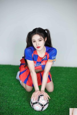 La belle footballeuse Xiao Tao a les tétons et la chatte rouges.