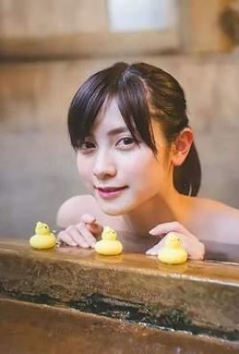 La belle fille à la peau claire et à la peau laiteuse portant une serviette de bain bleu clair, Momotsuki Nana, prend un bain de source chaude (21P)