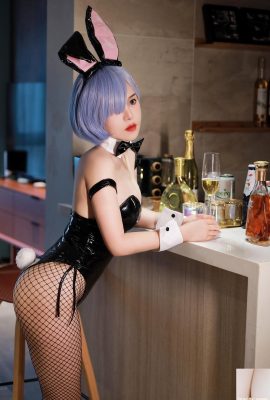 Coser – Fille lapin sexy (55P)