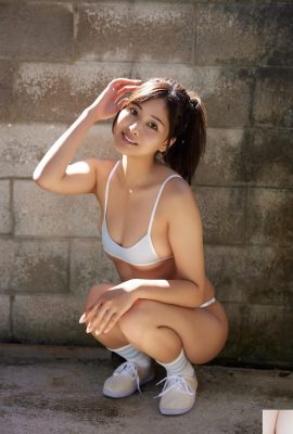 (Akiko Shimomura) Les lignes sont parfaites et les seins sexy et rebondis sont sur le point de déborder… (13P)