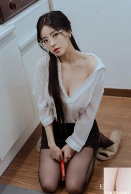 Purm de beauté coréenne, lunettes, chemise blanche, bas noirs, tentation (32P)