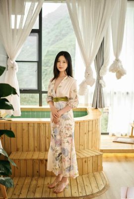 Belle femme en vêtements japonais avec de beaux seins