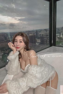 La jolie fille « Yunan chen » a une belle silhouette qui semble se profiler en réalité, mais c'est trop tentant de l'imaginer (10P)