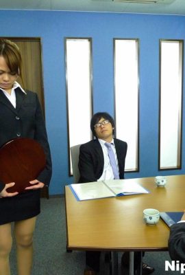 La secrétaire japonaise de JAV participe à un blowbang lors d'une réunion d'affaires (12P)