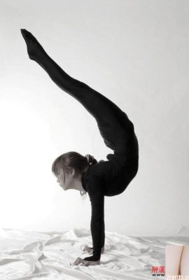 La fille a enlevé ses vêtements et ne savait pas si elle faisait de la gymnastique ou du yoga-Yijia(LiTu100) (162P)