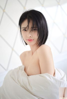Zhu Keer Flower voyage à Guilin et prend des photos privées en sous-vêtements sexy montrant de gros seins et de grosses fesses (17P)