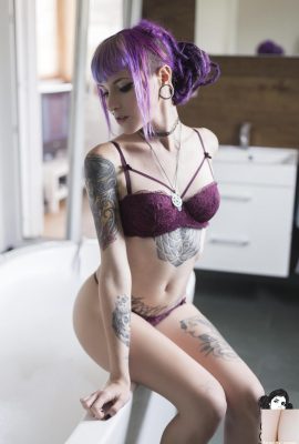 (Suicide Girls) Bridget – Bain moussant