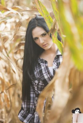 (Suicide Girls) Grim Danielz – Qui a besoin de cintres quand vous avez un champ de maïs