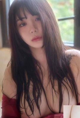 Photo du corps mouillé de la beauté coréenne Wuyo en pyjama bordeaux (36P)