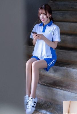 L'étudiante Zhou Yuxi a joué secrètement avec son téléphone portable et a été disciplinée par le professeur Yin Fei (49P)