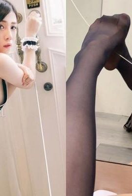 La belle chérie E-cup « Kebao » porte des bas noirs et écarte les jambes devant le miroir, perspective super maléfique (44P)