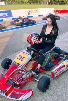 La jolie fille aux cheveux longs et aux gros seins « Wang Chenpiao Sofia » hante la piste de karting (10P)