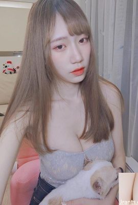 La jolie fille Zhihan enfile un bikini rouge et ses couilles sexy ressortent, super chaudes (71P)