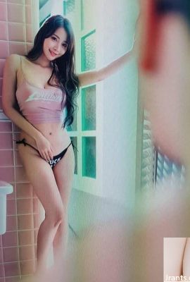 Le modèle sexy LeleWu reflète dans le miroir que ses beaux seins et ses fesses sont si charmants (21P)