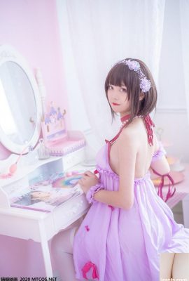 La jeune mannequin Sonoko montre sa silhouette parfaite sur une charmante photo d'elle dans un kimono coloré + une jupe à bretelles rose dans sa chambre privée (32P)
