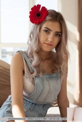 La jeune blonde Eva Elfie montre son superbe corps avec une fleur dans les cheveux (18P)