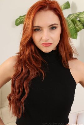 Le mannequin aux cheveux rouges ondulés Sophia Blake se déshabille et pose en collants transparents (20P)