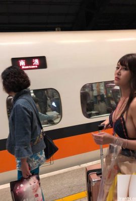 Alors que je prenais le train à grande vitesse, j'ai été surprise de voir que la fille en face de moi était si sexy… ses seins latéraux étaient OP !  (9P)