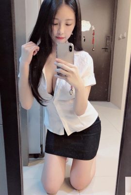 La petite princesse prend un selfie en tenue OL avant de sortir du travail ? (Angrily_ Des boules sexy qui sortent des boutons de chemise, super hot (15P)