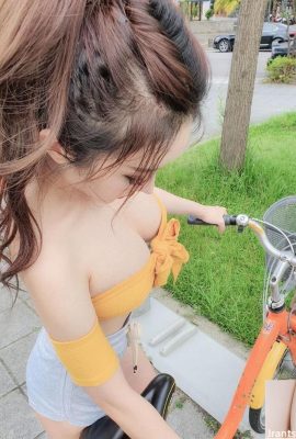 À partir de maintenant, je roulerai en UBIKE tous les jours !  « Fille à la peau claire et aux seins tendres » baisse la tête pour conduire la voiture… d'énormes phares pour accueillir les invités : voici F~ Yun Yan (12P)