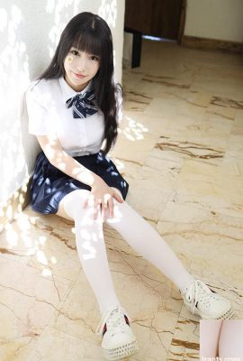 Les gros seins à la peau claire de la jolie étudiante Zhu Ker soulèvent sa jupe pour la tentation (52P)