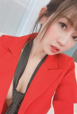 La belle petite secrétaire « Yuanyuan » avait hâte de montrer son côté sexy après le travail. Elle n'a même pas eu le temps d'enlever sa chemise blanche… (10P)