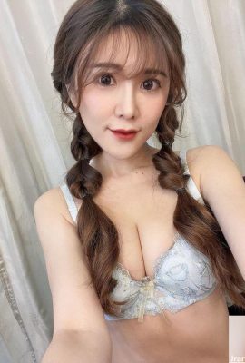 Vêtue d'une robe décolletée et ayant une silhouette très sexy, elle peut toujours attirer l'attention de tout le monde sur scène ~ Zhen Zhen (13P)