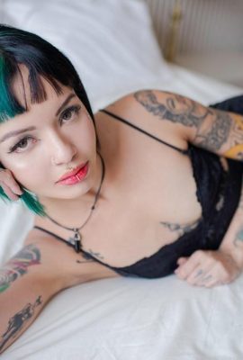 (Suicide Girls) 23 avril 2024 – Queenkimmi – Fade to Black (44P)