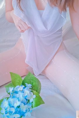(Recueilli sur Internet) Une jeune fille célèbre sur Internet est allongée doucement sur les draps – Beauty in Flowers (28P)