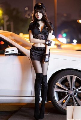 La belle policière Zhizhi en jupe courte et bas noirs est entraînée avec passion (50P)