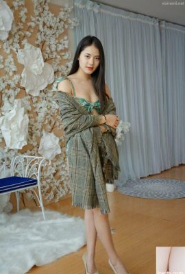 Un mannequin américain pur et doux se déshabille avec audace pour révéler son corps bien proportionné lors d'une séance photo privée – Zhao Weiyi (38P)