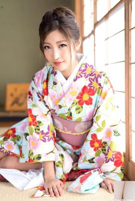 Fille super excitée en kimono