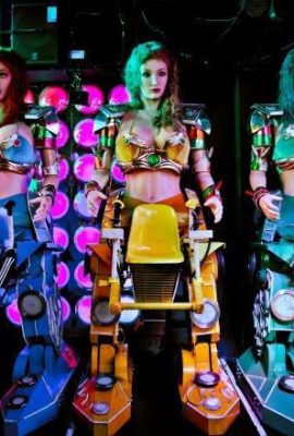 Ce restaurant à Tokyo est essentiellement une discothèque technologique où un robot géant aux gros seins et une danseuse sexy s'amusent (22P)