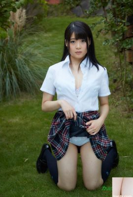 La jolie asiatique Runa Mitsuki se fait doigter, jouer et percuter les poils de son buisson (20P)