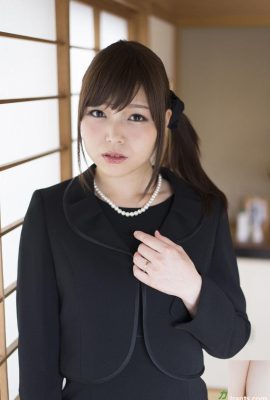 La belle asiatique Shino Aoi chevauche une bite bien dure et se fait remplir de sperme après une fellation (20P)