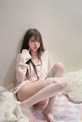 La fille sexy « Zhao Rabbit » sourit si délicieusement et montre ses courbes parfaites (10P)