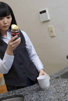 La jolie employée de bureau japonaise Yui Watanabe se fait remplir de sperme par son collègue (21P)