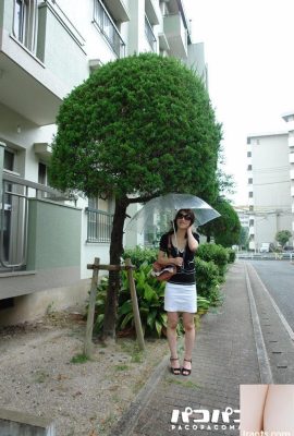 Femme d'un complexe d'habitation – Exposition extérieure sans montrer son visage – Ami Nakata (52P)