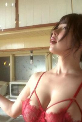 Les seins et les aréoles de papaye haut de gamme de la sœur capricieuse Arioka Miu sont si belles que j'ai envie de les lécher