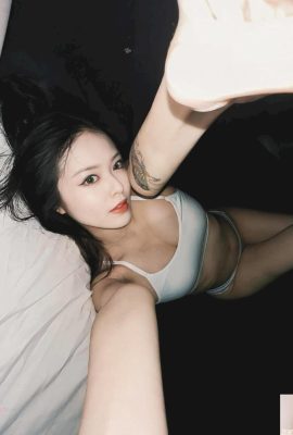 Une jolie fille poste des photos torrides au milieu de la nuit