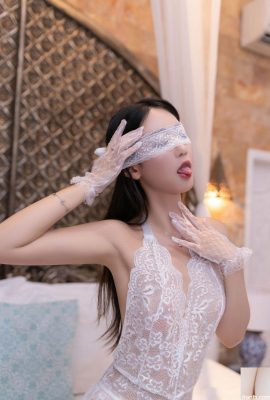 Belle jeune femme avec des bas de soie blancs, Tang Anqi, jambes sexy et poses coquettes au lit, série de photos (13P)