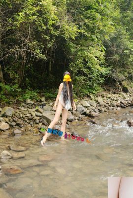 Prise de vue en extérieur dans une source claire dans un ruisseau de montagne. Écartez la chatte et creusez la chatte, révélant une mare d'eau blanche et laiteuse sur les rochers (32P).