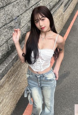 La taille supérieure dodue de « Chen Yuting » se profile et ses seins ronds sont mal exposés (10P)