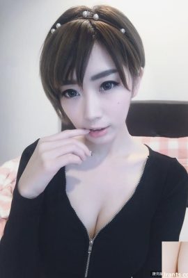 Chen Qianjing sexy avec de petits seins exposés (10P)